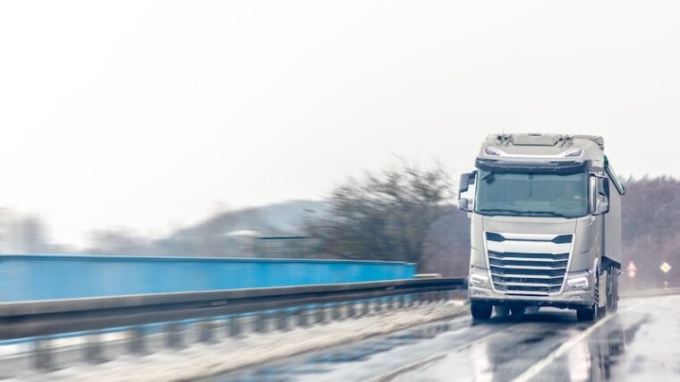 Lastbil på väg